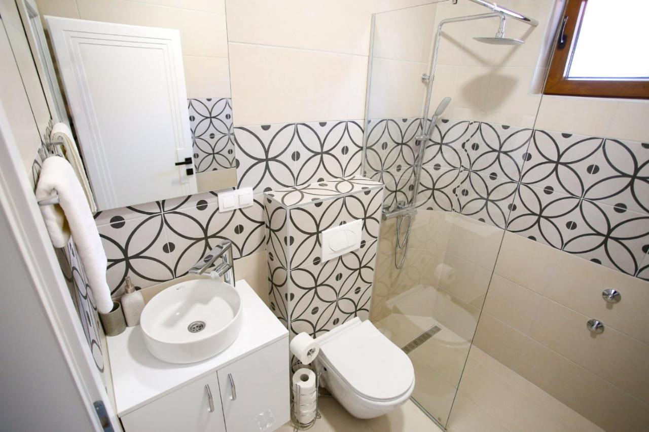 & Arch Apartma