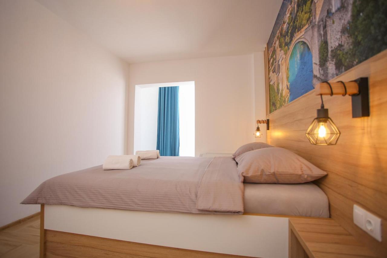 & Arch Apartment