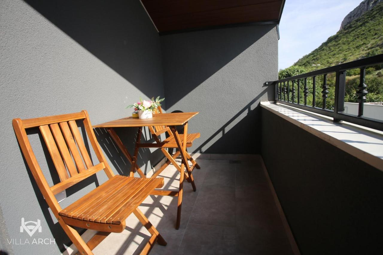 & Arch Apartma *